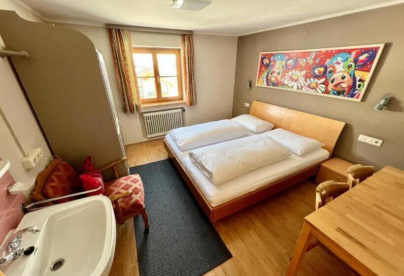 اتاق استاندارد با سرویس بهداشتی مشترک, Lech Hostel