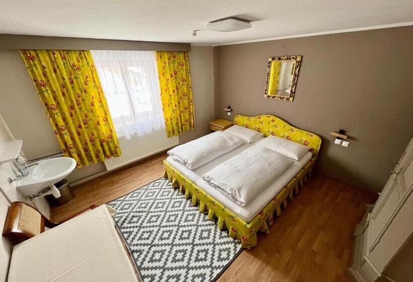 اتاق استاندارد با سرویس بهداشتی مشترک, Lech Hostel