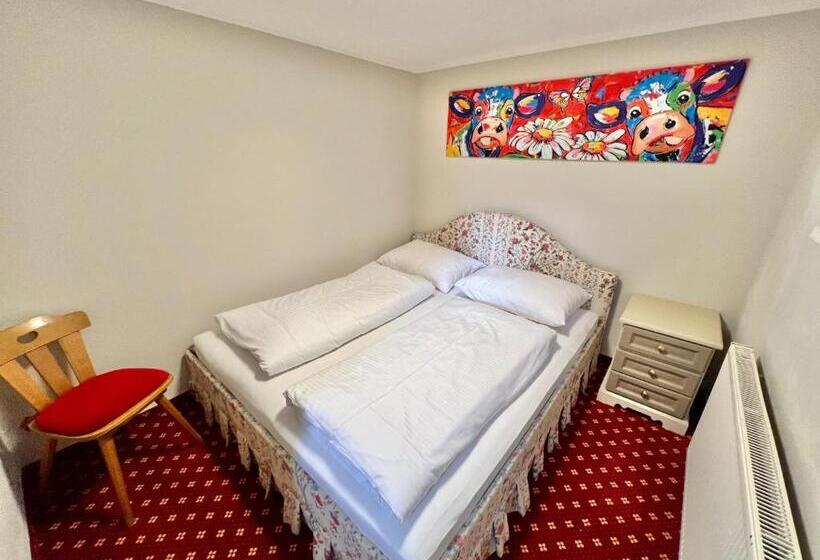 اتاق استاندارد سه تخته با سرویس بهداشتی مشترک, Lech Hostel