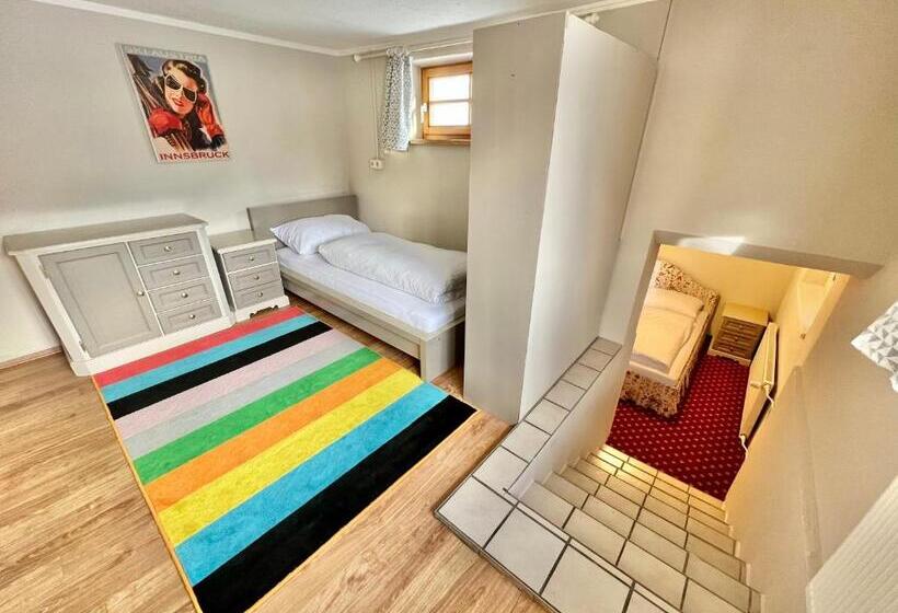 اتاق استاندارد سه تخته با سرویس بهداشتی مشترک, Lech Hostel