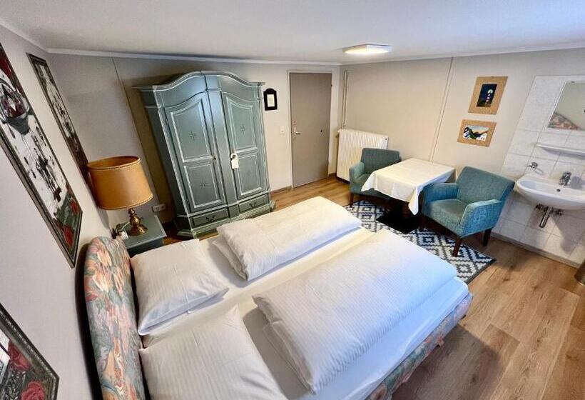 اتاق استاندارد با سرویس بهداشتی مشترک, Lech Hostel