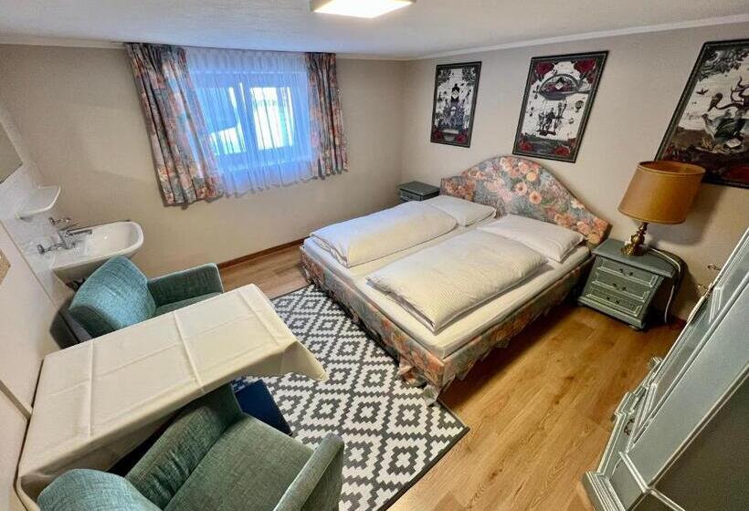 اتاق استاندارد با سرویس بهداشتی مشترک, Lech Hostel