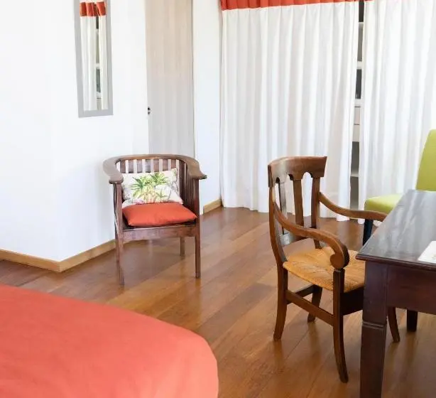 اتاق استاندارد با چشم‌انداز استخر, Escapade Bellepierre