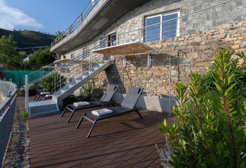 اتاق لوکس با چشمانداز دریا, The Sunset Line