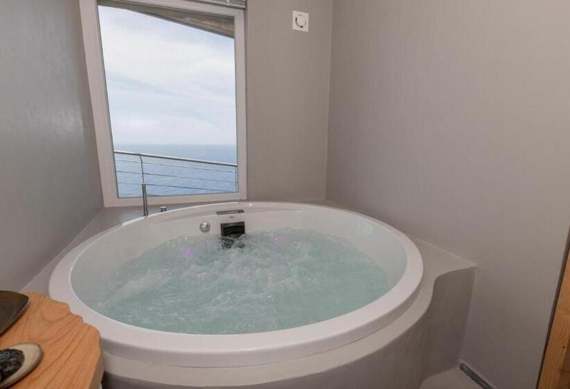 اتاق لوکس با چشمانداز دریا, The Sunset Line