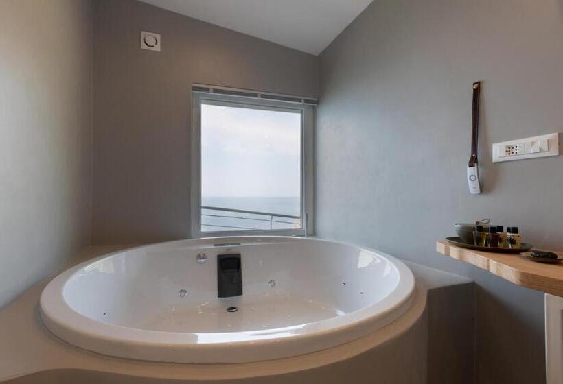 اتاق لوکس با چشمانداز دریا, The Sunset Line