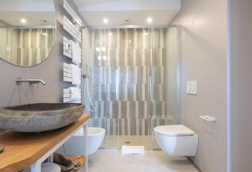 اتاق لوکس با چشمانداز دریا, The Sunset Line