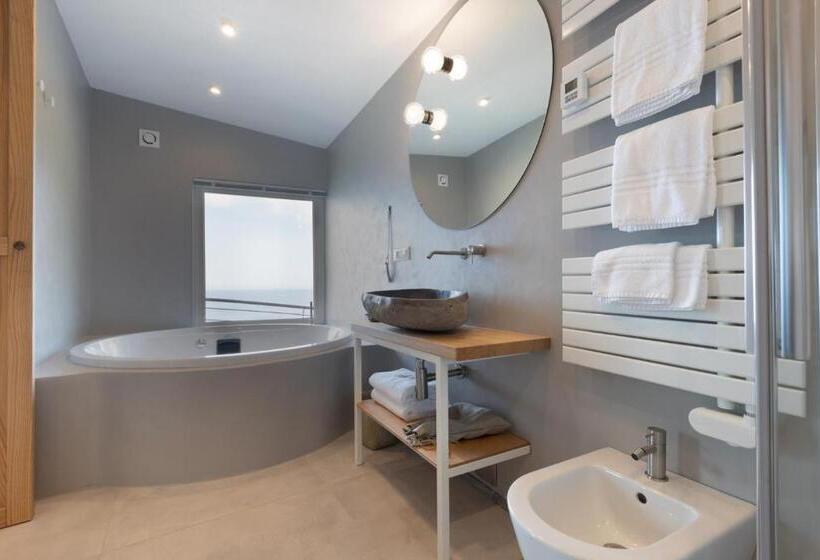 اتاق لوکس با چشمانداز دریا, The Sunset Line