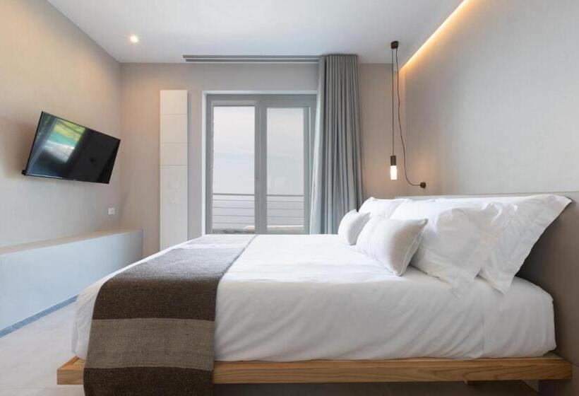 اتاق لوکس با چشمانداز دریا, The Sunset Line