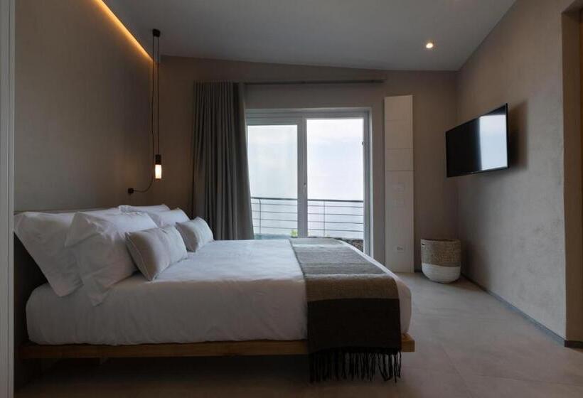 اتاق لوکس با چشمانداز دریا, The Sunset Line