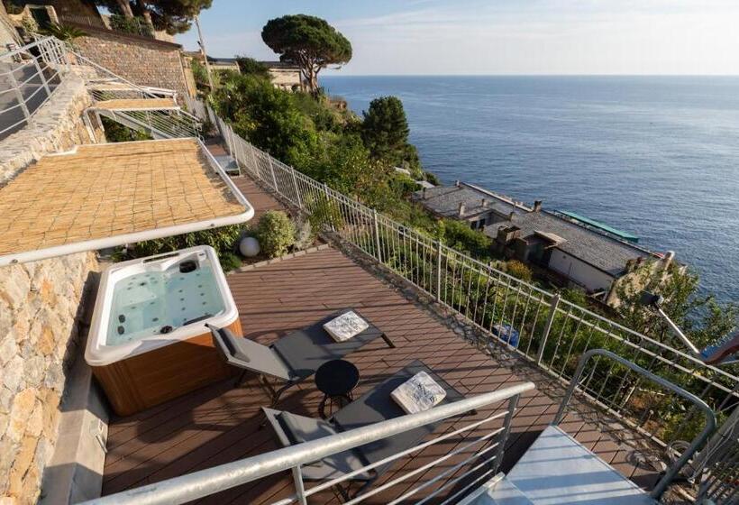 اتاق استاندارد با وان آب گرم, The Sunset Line