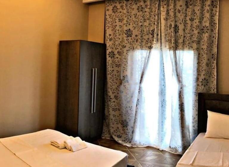 اتاق استاندارد سه نفره, Bluflest