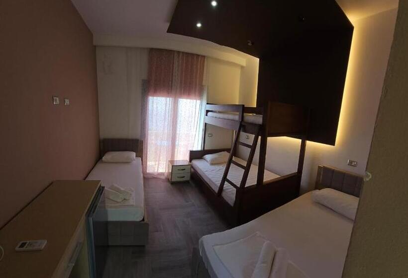 اتاق استاندارد چهارنفره با بالکن, Bluflest