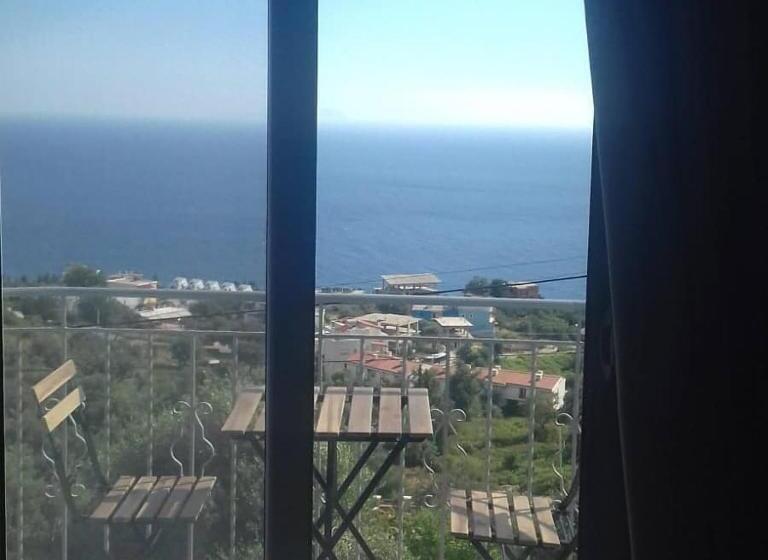 اتاق استاندارد با بالکن و چشمانداز دریا, Bluflest