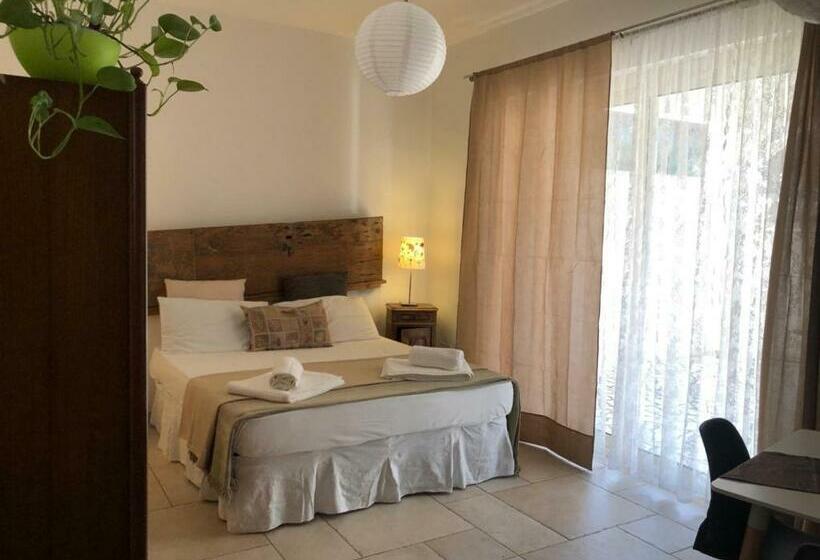 Deluxe Studio, Odegos