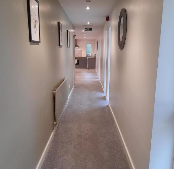 דירת חדר בקומת קרקע, Fairwater Head