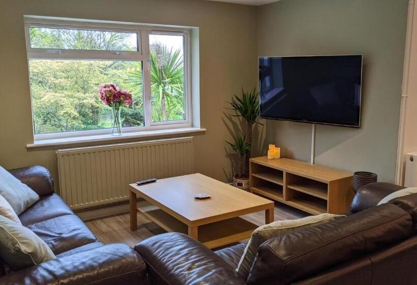 דירת חדר בקומת קרקע, Fairwater Head