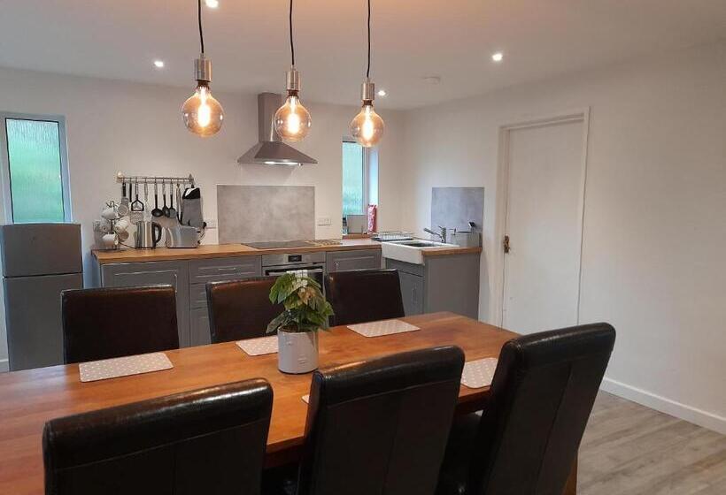 דירת חדר בקומת קרקע, Fairwater Head