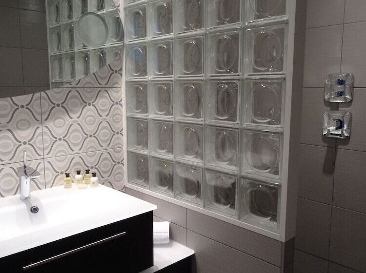 اتاق لوکس با چشمانداز دریا, Point France