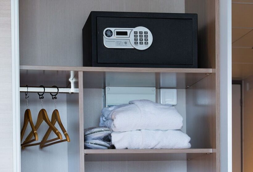 اتاق لوکس با چشمانداز دریا, Point France