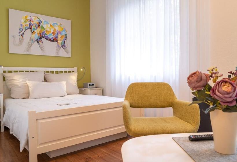 اتاق استاندارد یک نفره, Zum Kuhhirten