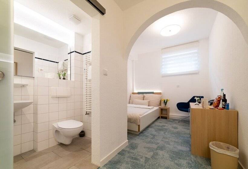 اتاق اکونومی یک تخته, Zum Kuhhirten