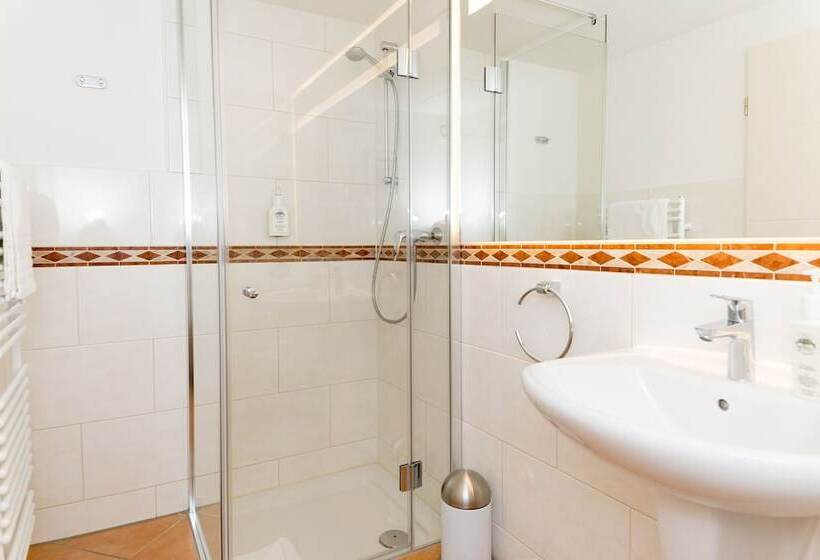 اتاق استاندارد, Zum Kuhhirten