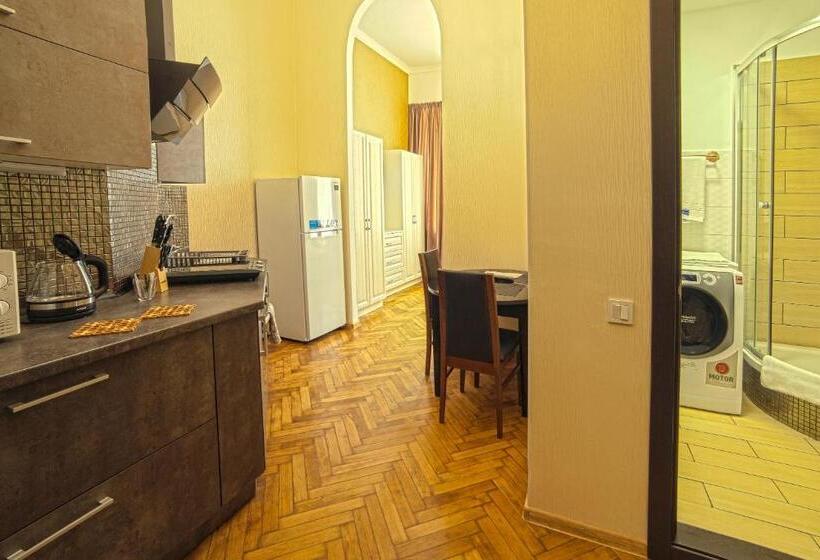 سوییت جونیور, Apart Hotel Kvartira 1