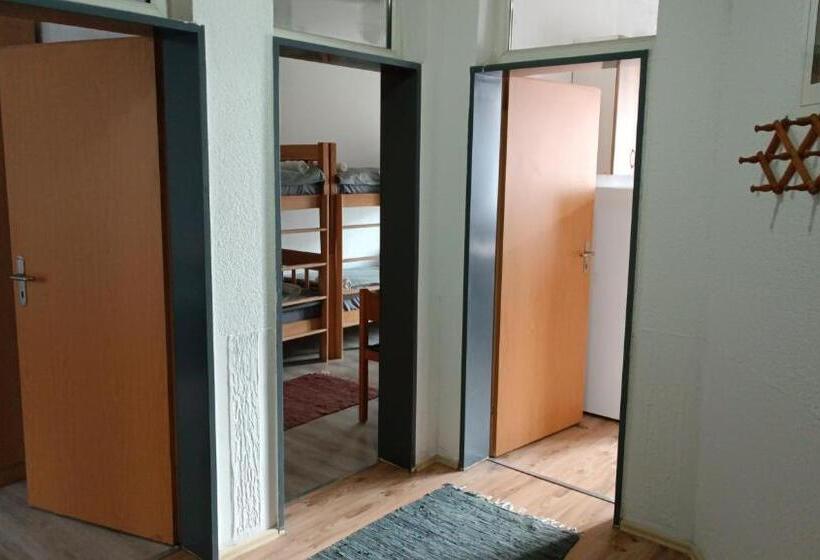 تختخواب در اتاق مشترک, City Park Apartments