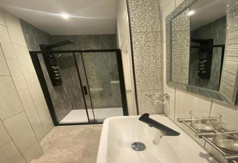 חדר דלוקס לארבעה, Alexander Hotel Fully Refurbished All Rooms En Suite