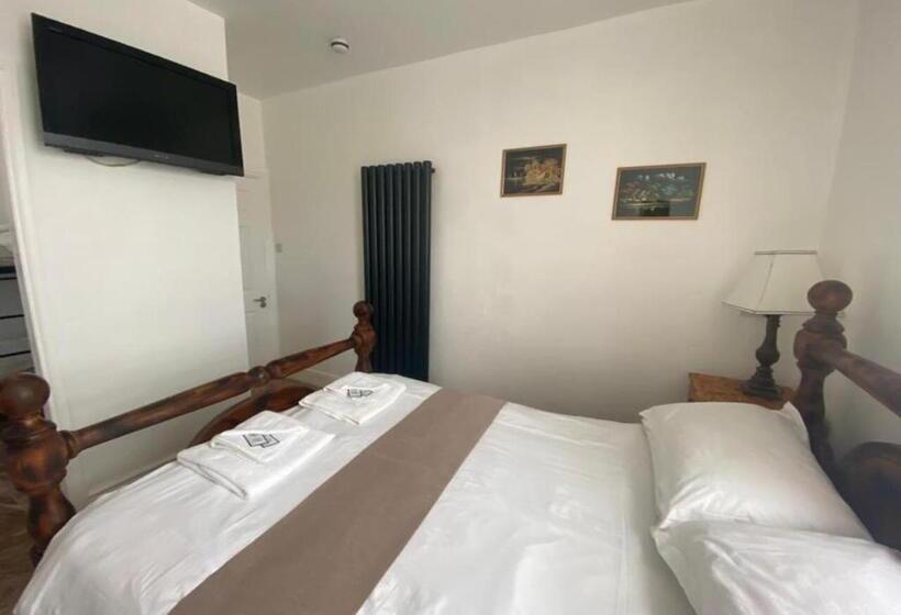 デラックスの４人部屋, Alexander Hotel Fully Refurbished All Rooms En Suite