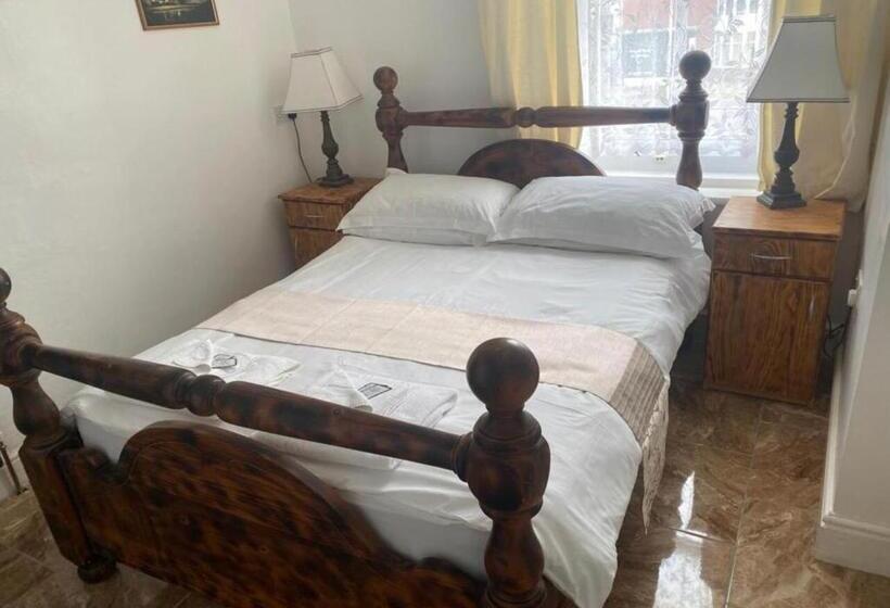 חדר דלוקס לארבעה, Alexander Hotel Fully Refurbished All Rooms En Suite