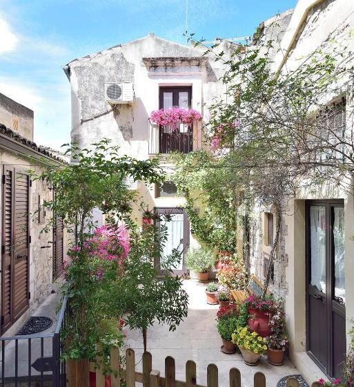 اتاق راحتی سه تخته, Case Del Vicolo Stretto