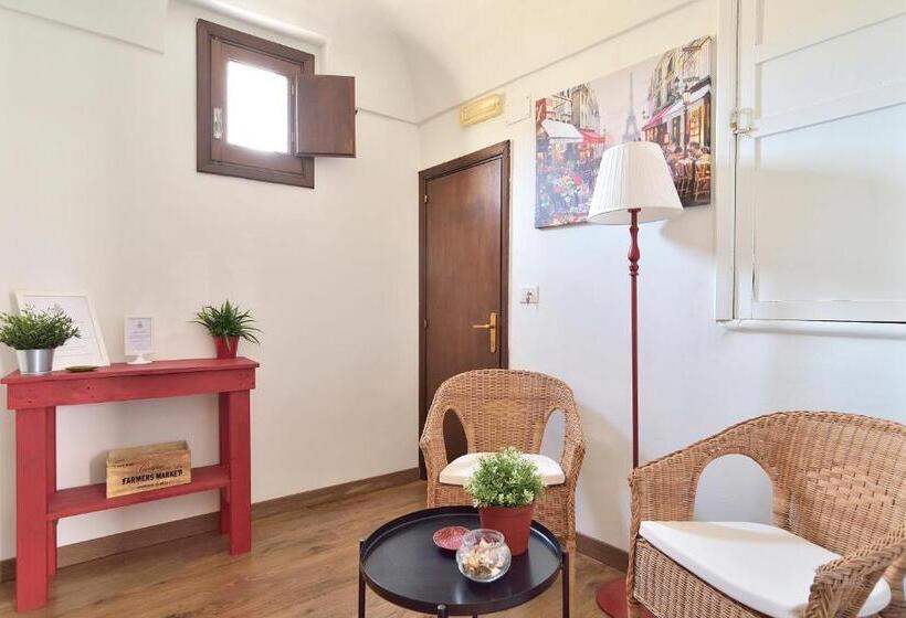 اتاق راحتی سه تخته, Case Del Vicolo Stretto