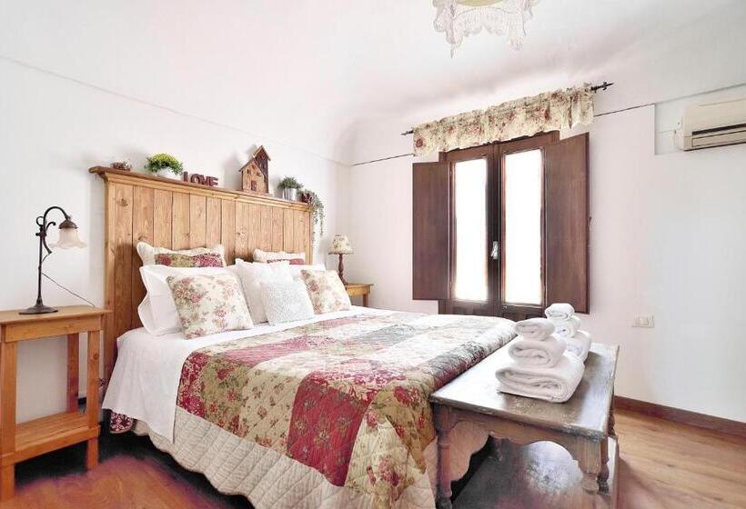 اتاق راحتی سه تخته, Case Del Vicolo Stretto