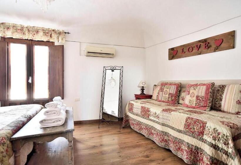 اتاق راحتی سه تخته, Case Del Vicolo Stretto