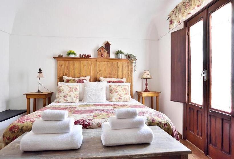 اتاق راحتی سه تخته, Case Del Vicolo Stretto