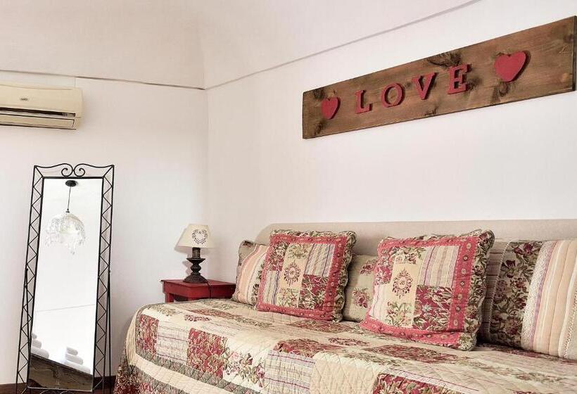 اتاق راحتی سه تخته, Case Del Vicolo Stretto