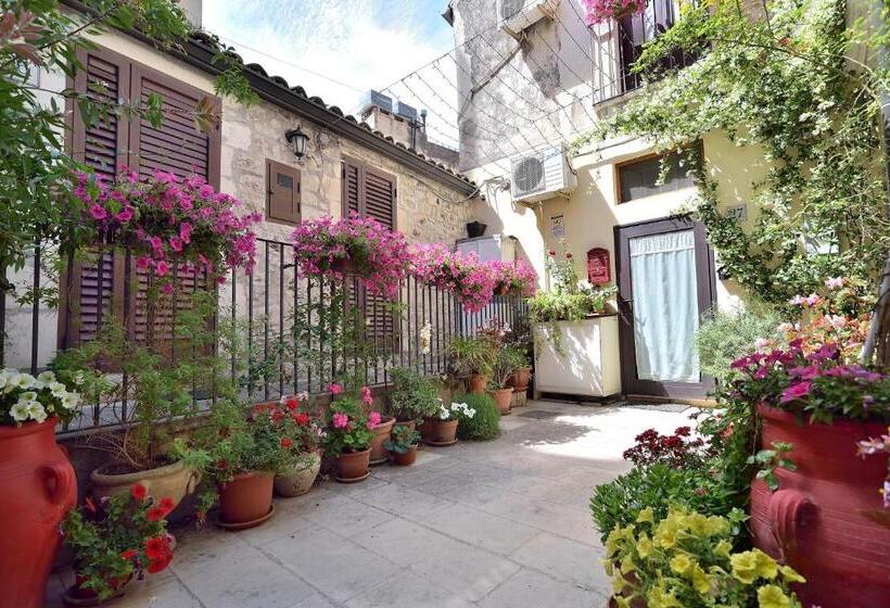 اتاق لوکس چهار تخته, Case Del Vicolo Stretto