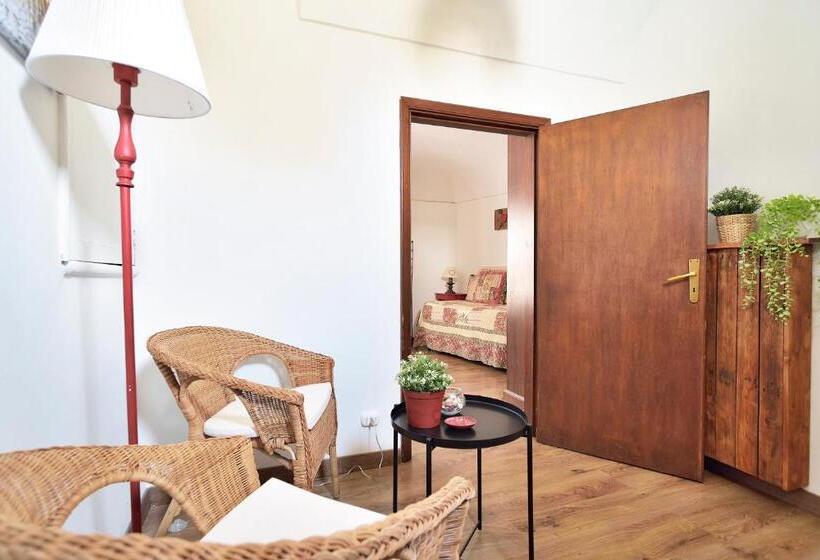 اتاق راحتی سه تخته, Case Del Vicolo Stretto