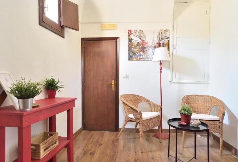 اتاق راحتی سه تخته, Case Del Vicolo Stretto