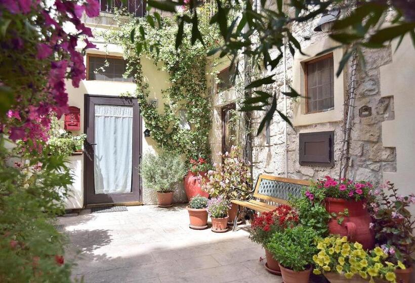 اتاق راحتی سه تخته, Case Del Vicolo Stretto