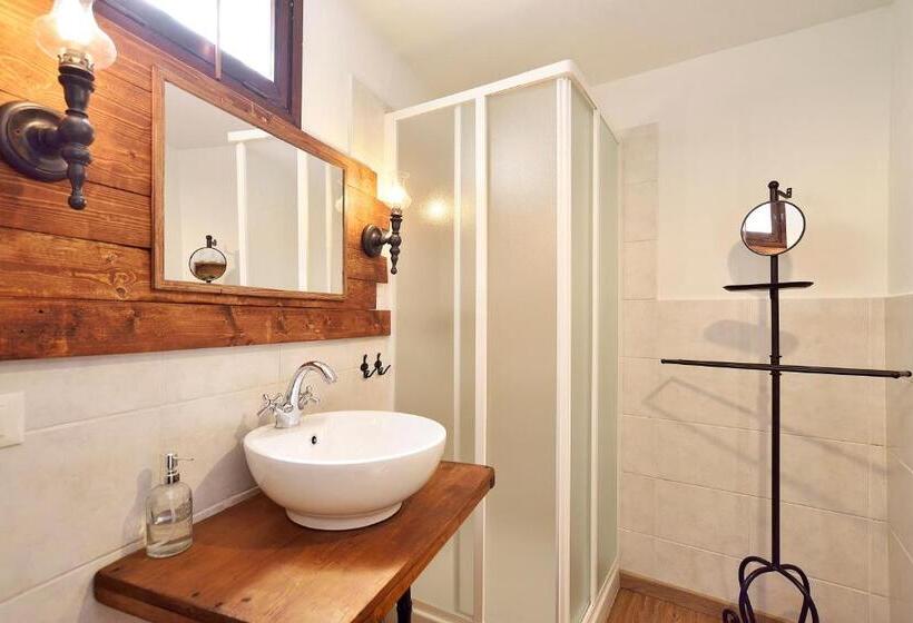 اتاق راحتی سه تخته, Case Del Vicolo Stretto