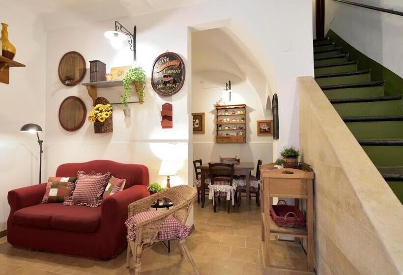 اتاق راحتی سه تخته, Case Del Vicolo Stretto