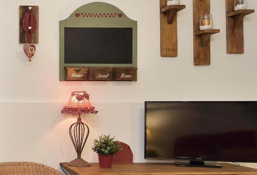 اتاق راحتی سه تخته, Case Del Vicolo Stretto