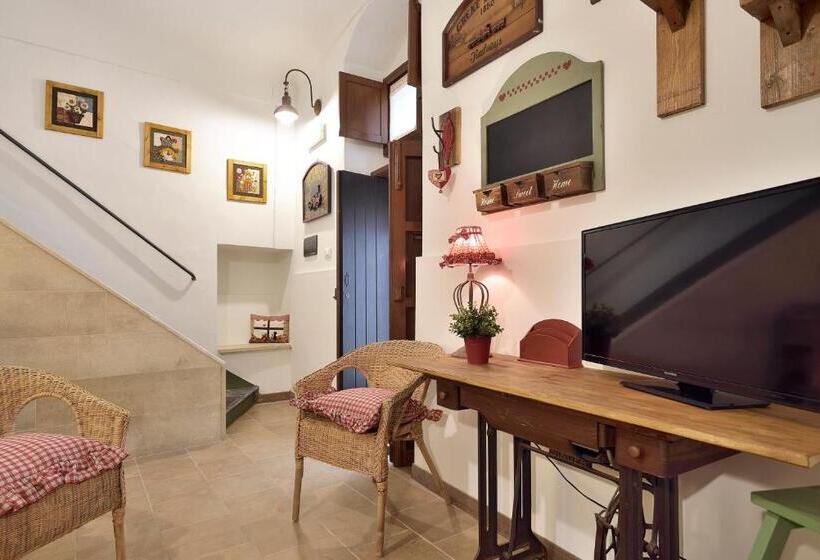 اتاق راحتی سه تخته, Case Del Vicolo Stretto