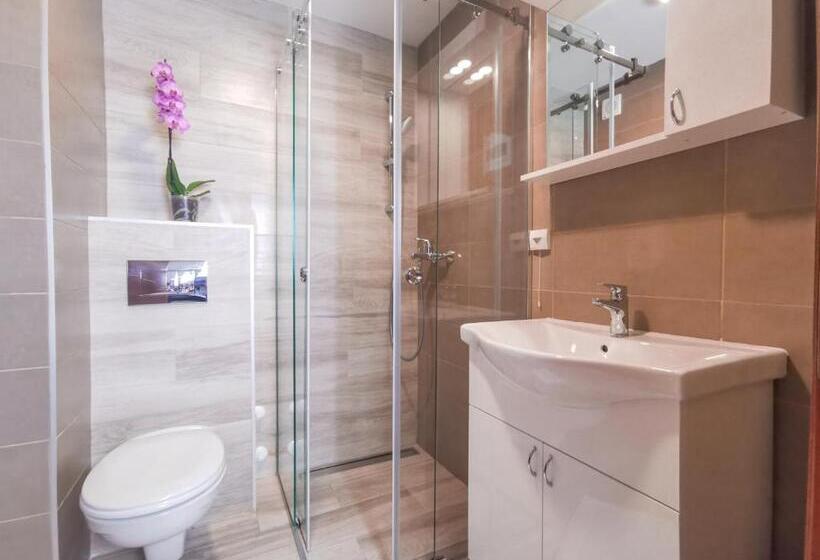 غرفة قياسية مزوَّدة بشُرفة, Agape