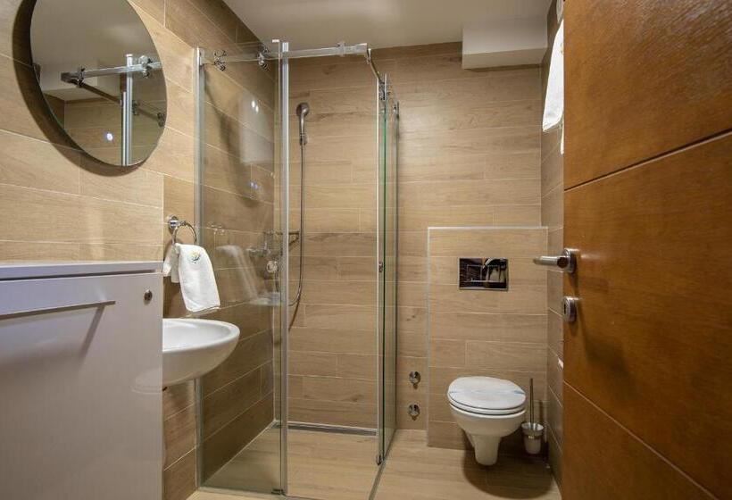 إستديو قياسى مزود بشرفة, Agape