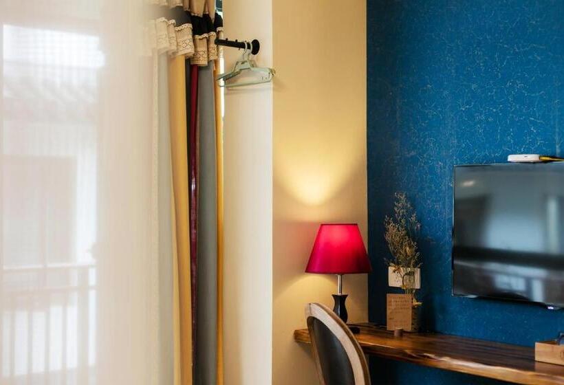 غرفة قياسية مزوَّدة بشُرفة, Hangzhou Citynest Music B&b 杭州栖息地音乐桌游民宿