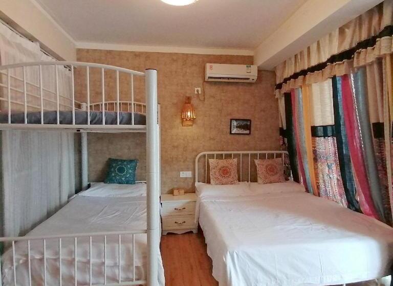 غرفة قياسية مزوَّدة بشُرفة, Hangzhou Citynest Music B&b 杭州栖息地音乐桌游民宿